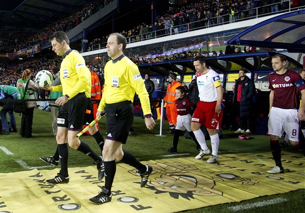 VZÁJEMNÝ ZÁPAS. Fotbalisté Plzn� a Sparty m�li ze vzájemných zápas� vyrovnanou bilanci, a o titulu se nakonec rozhodovalo a� do posledního kola.