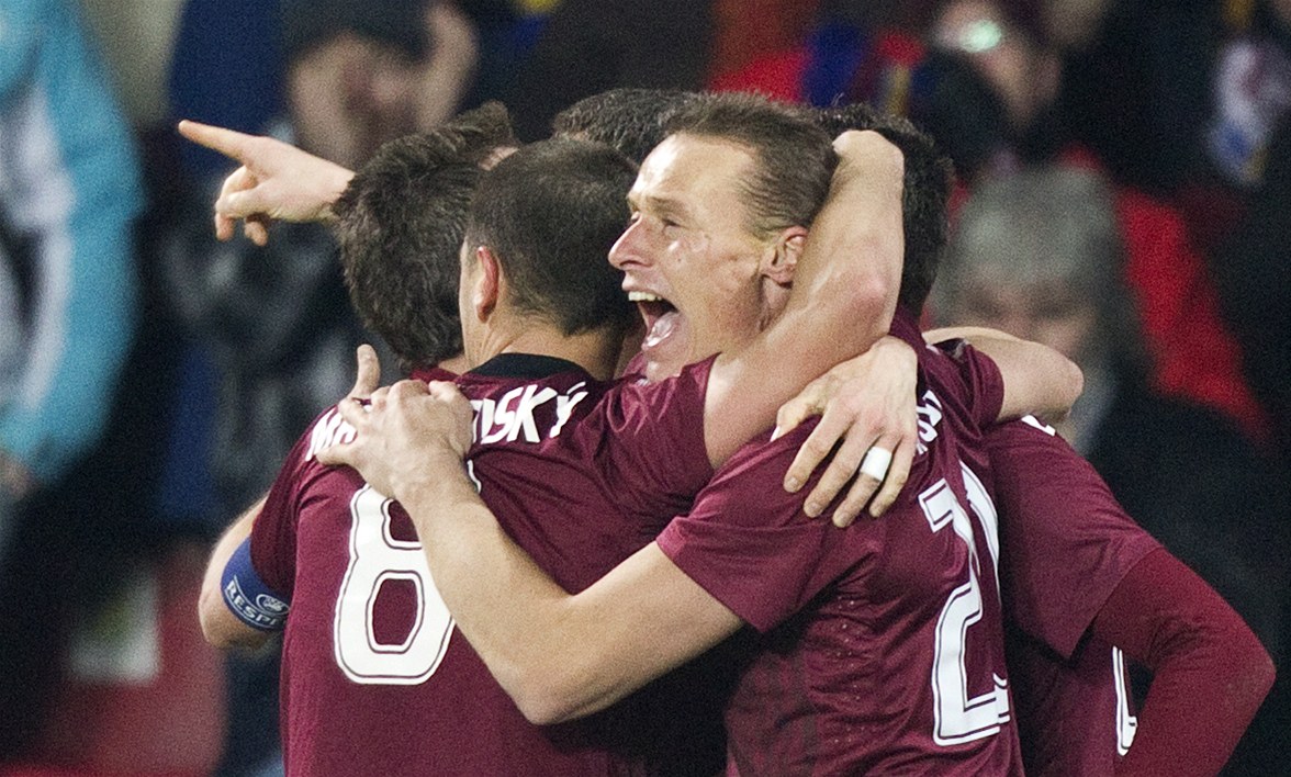 SPAR�ANSKÁ RADOST. Fotbalisté Sparty oslavují gól Davida Lafaty v utkání proti...