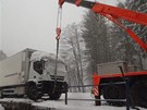 Hasii ráno museli na Opavsku vyprostit kamion, který uvázl na most.