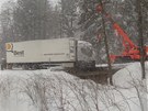 Hasii ráno na Opavsku museli vyprostit kamion, který uvázl na most.
