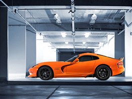 Nepehlédnuteln oranový Dodge Viper je speciálem verze SRT Viper TA. Vyrobeno...