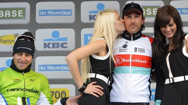 Vítz závodu Kolem Flander Fabio Cancellara obdrel od hostesky polibek. Peter