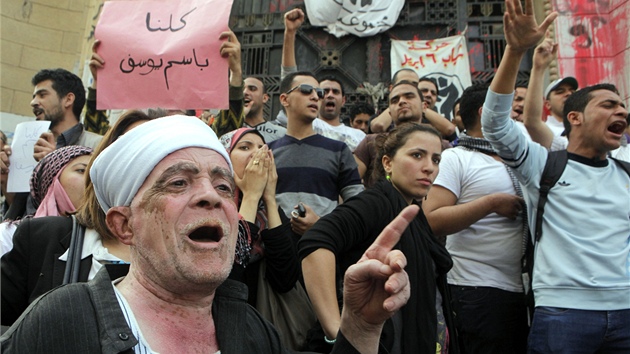 Ped egyptsk sttn zatupitelstv pili Jsifa podpoit jeho stoupenci a odprci Muslimskho bratrstva (31. bezna 2013)