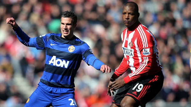 ZA MEM. Robin van Persie z Manchesteru United (vlevo) a Titus Bramble, obrnce Sunderlandu.