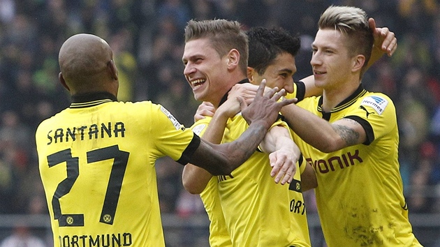 TREFA OBRNCE. Fotbalist Borussie Dortmund se raduj z glu Lukasze Piszczeka.