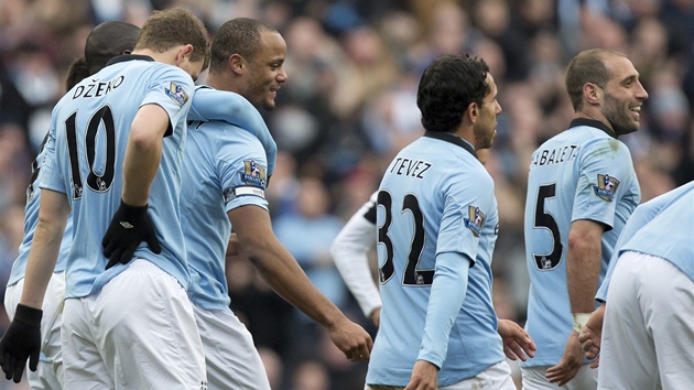 VYSOK VHRA. Hri Manchesteru City oslavuj jednu ze ty branek, kter naszeli do st Newcastlu.