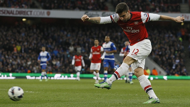 LEVAKOU. Oliver Giroud, tonk Arsenalu, zvyuje nskok svho tmu v domcm zpase proti Readingu na 3:0.