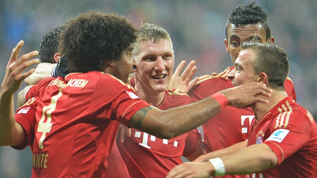 KANONDA. Fotbalist Bayernu Mnichov se raduj z jednoho z devti gl, ktermi zostudili Hamburk.