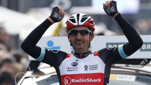 VÍTZ. Fabian Cancellara projídí cílem závodu Kolem Flander.