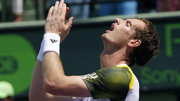 JO! Andy Murray po vtzstv na turnaji v Miami. Ve finle zdolal Davida Ferrera.
