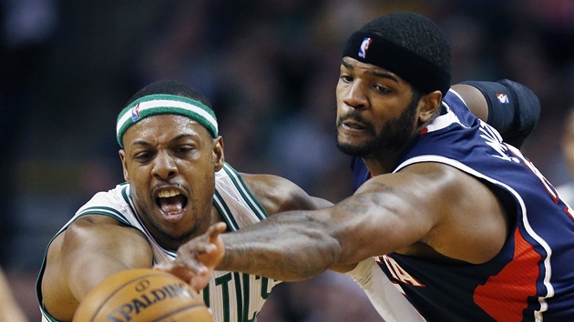 Paul Pierce (vlevo) z Bostonu se petlauje o m s Joshem Smithem z Atlanty.