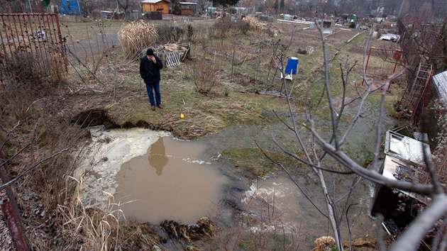 Po havárii vodovodního řadu se voda valila zahrádkářskou kolonií na Zahradním městě (31. března 2013, Praha).