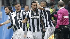 DAL�Í VÝHRA LÍDRA. Fotbalisté Juventusu se radují z gólu Fabia Quagliarelly,