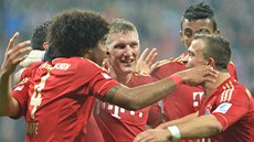 KANONÁDA. Fotbalisté Bayernu Mnichov se radují z jednoho z devíti gól�, kterými