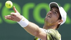PODÁNÍ. Andy Murray servíruje ve finále turnaje v Miami proti Davidu Ferrerovi.