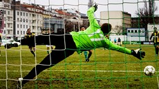Fotbalisté Bohemians 1905 jdou v zápase proti Opav� do vedení z pokutového kopu.