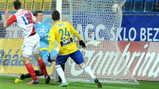 Slávistický záloník Jan Voahlík stílí gól v ligovém utkání v Teplicích,