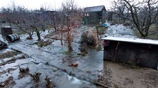 Po havárii vodovodního adu se voda valila zahrádkáskou kolonií na Zahradním