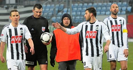 Budjovití fotbalisté diskutují s rozhodím v utkání s Píbramí.
