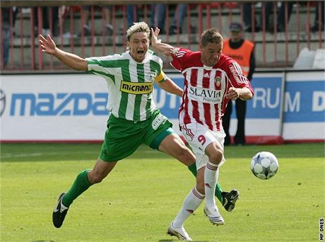 Petr vancara (vpravo) v utkání Viktorie ikov - Bohemians Praha