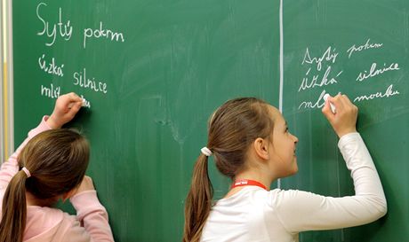 Soubná výuka obou písem v ad eských kol funguje. Vtina rodi, jejich dti navtvují eskou sekci v Bruselu, ji vak odmítá (Ilustraní fotografie)