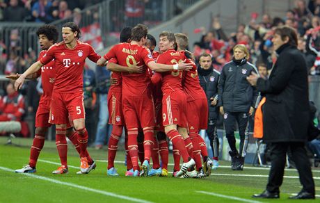 Fotbalist Bayernu Mnichov oslavuj gl, kter ped chvl vstelili.