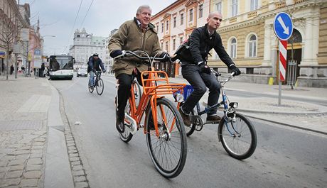 Projekt Do práce na kole pijel do Plzn podpoit nizozemský velvyslanec Ed