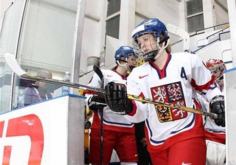 eská hokejistka Kateina Flachsová nastupuje k utkání s Ruskem.