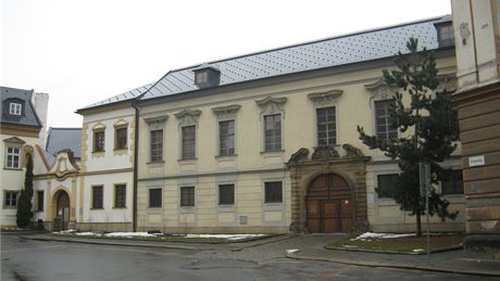 Dv budovy Filozofické fakulty Univerzity Palackého v olomoucké Kíkovského