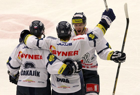 Liberetí hokejisté slaví gól na led Chomutova.