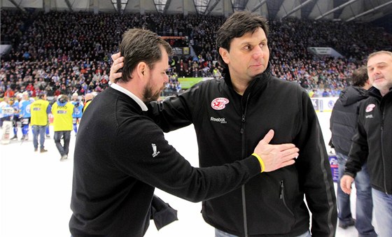 Jaroslav paek, který v Plzni pomáhá s tréninkem obránc, zdraví koue