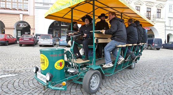 lapohyb je pojízdná restaurace, kterou udrují v pohybu zákazníci lapáním do