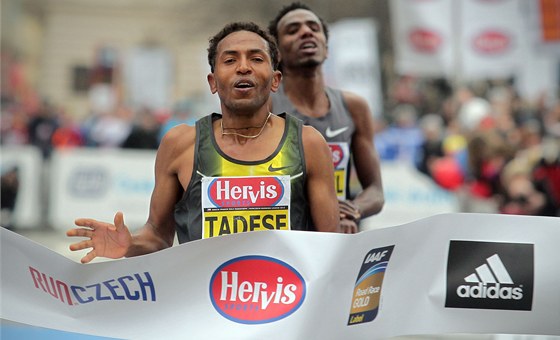 VÍTĚZÍ. Zersenay Tadese protíná jako první cílovou pásku Pražského půlmaratonu.
