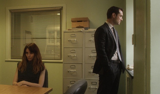 Rooney Mara hraje dívku, která trpí depresemi. Jene ani bné léky nezabírají. V roli psychiatra se o ní stará Jude Law.