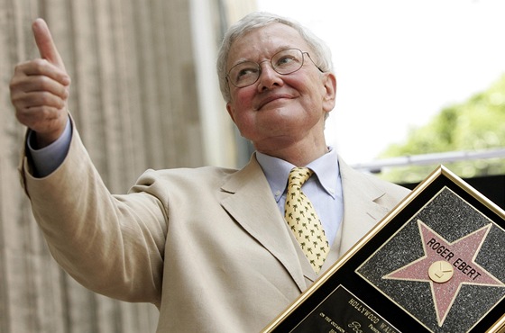Roger Ebert se svou hvzdou na hollywoodském chodníku slávy (2005)