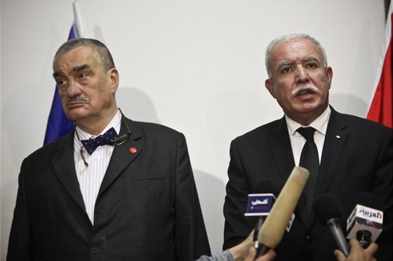 Palestinský ministr zahranií Rijád Malkí se svým eským protjkem Karlem