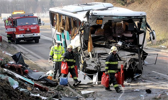 Tragická nehoda francouzského autobusu si vyádala dva ivoty. Jedna studentka zemela na míst, idi autobusu podlehl pozdji tkým zranním v plzeské fakultní nemocnici.