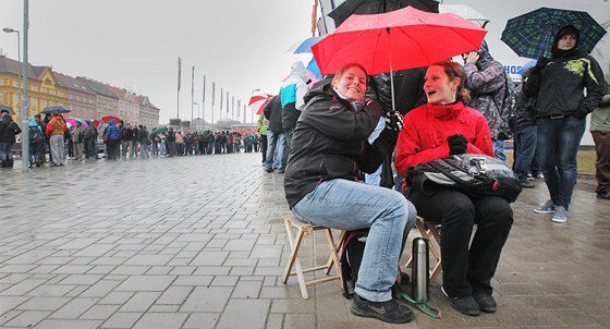 Pokladny zimního stadionu obléhaly od rána stovky hokejových fanouk. Ve...