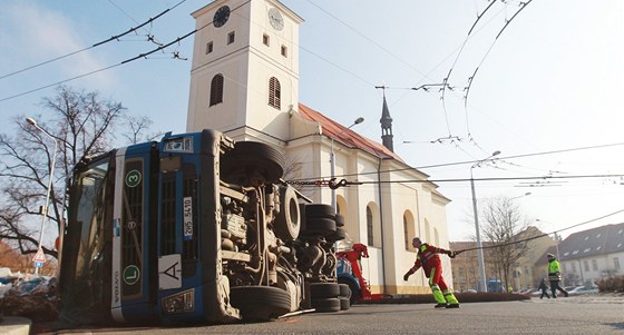 Nákladní auto s kontejnerem odpadk se v pondlí ráno (8. dubna 2013)