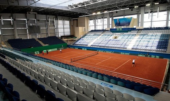 etí tenisté u trénují na antuce v tenisové aren v kazaské Astan.