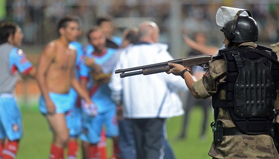 Na rozzuené hráe argentinského klubu Arsenal Sarandi museli dohlédnout po