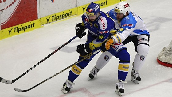 Takto Ondej Veselý (vlevo) bojoval ve finále playoff letoní extraligy. V letní pauze hraje in-line hokej.