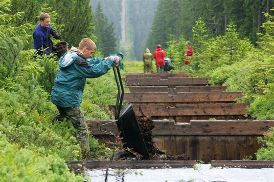 Dobrovolníci pomáhali v létě 2008 odstraňovat odvodňovací strouhy v rašeliništi