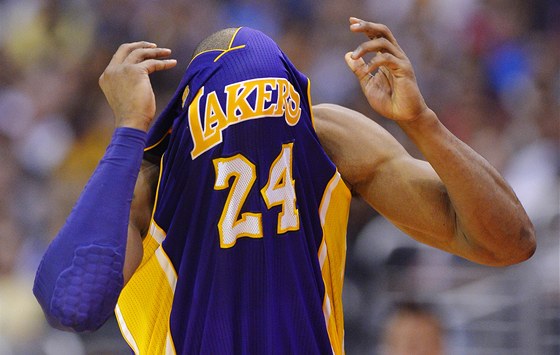 Kobe Bryant z LA Lakers po poráce s mstským rivalem Clippers.