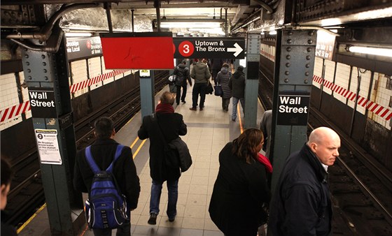 Interiér newyorského metra je strohý a stízlivý, ani pod slavnou Wall Street