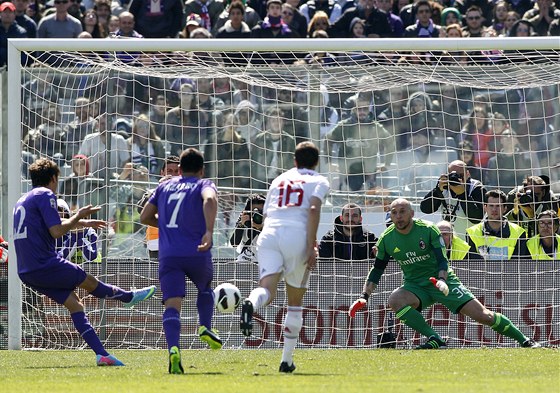 PENALTA. Fotbalista Fiorentiny Adem Ljaji promnil pokutový kop v utkání proti