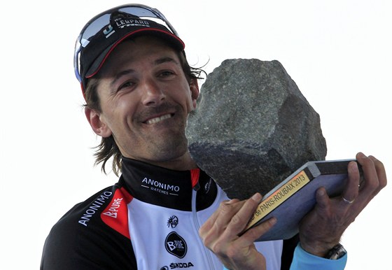 DLAEBN KOSTKA. vcarsk cyklista Fabian Cancellara zved nad hlavu tradin