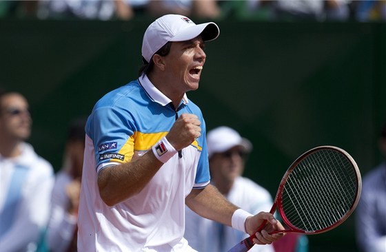 Argentinský tenista Carlos Berlocq se raduje po vítězném míčku proti Gillesi
