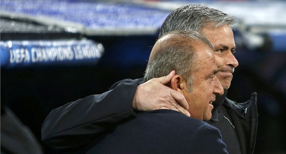 PÁTELSKÝ POZDRAV TRENÉR. José Mourinho z Realu Madrid (vzadu) se vítá s