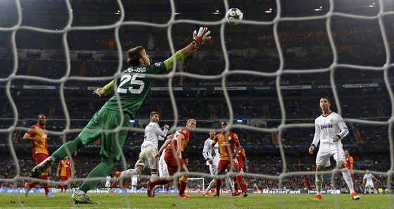Real Madrid (v bílém) práv dává gól proti Galatasaray Istanbul.